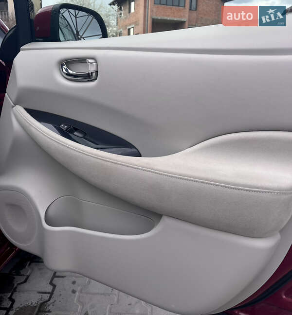 Хэтчбек Nissan Leaf 2012 в Львове