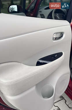 Хэтчбек Nissan Leaf 2012 в 