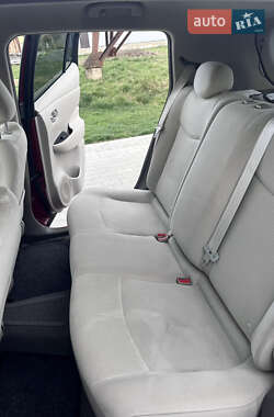 Хэтчбек Nissan Leaf 2012 в 