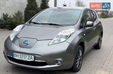 Хэтчбек Nissan Leaf 2012 в 