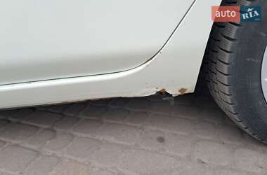 Хэтчбек Nissan Leaf 2012 в 