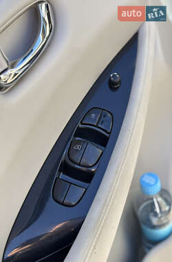 Хэтчбек Nissan Leaf 2012 в 