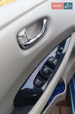 Хэтчбек Nissan Leaf 2011 в 