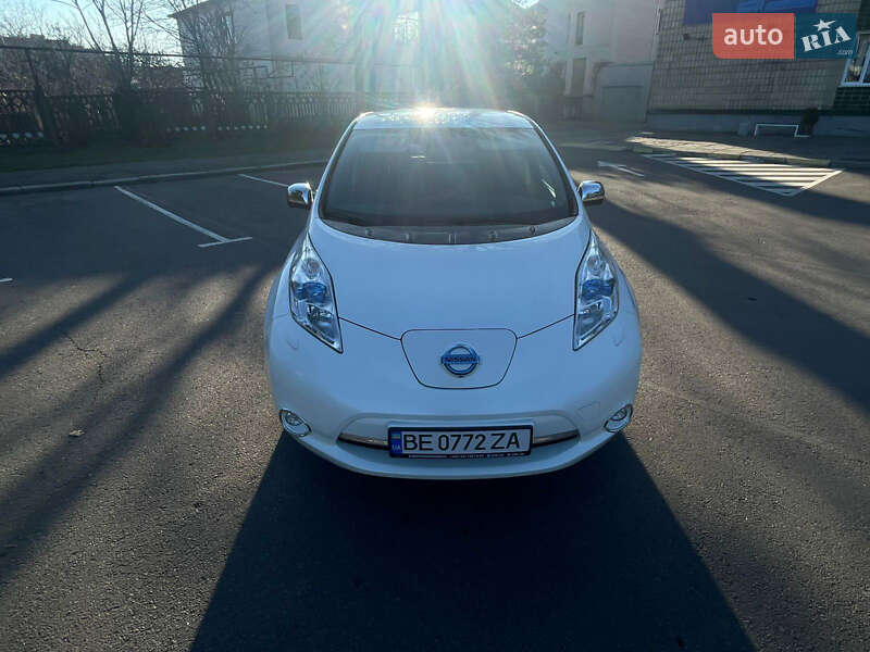 Хэтчбек Nissan Leaf 2013 в 