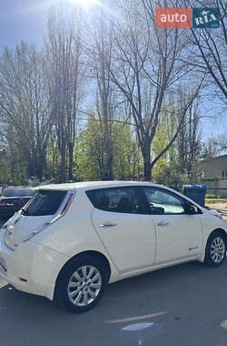 Хэтчбек Nissan Leaf 2016 в 