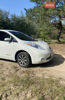 Хетчбек Nissan Leaf 2015 в 
