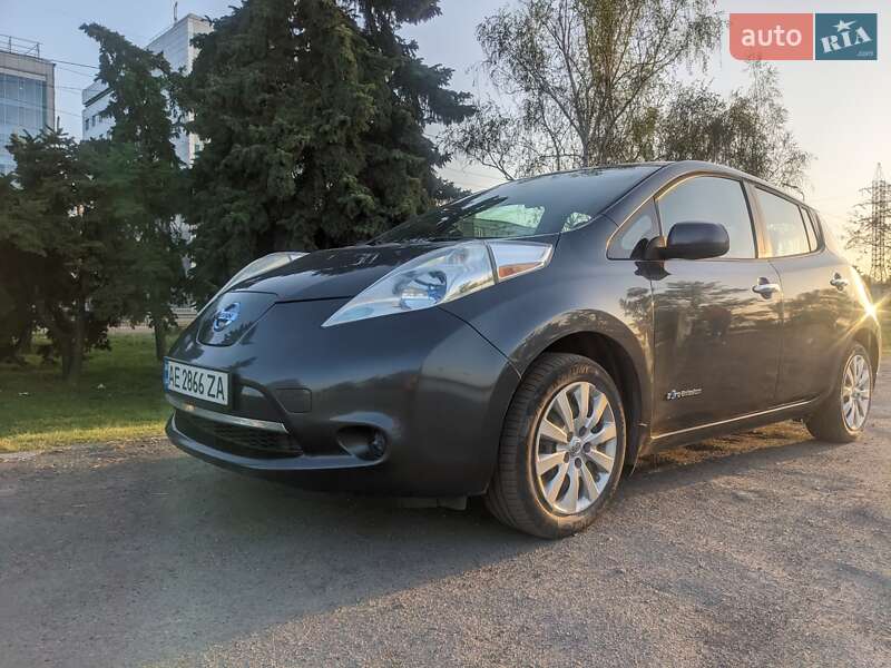 Хетчбек Nissan Leaf 2013 в 
