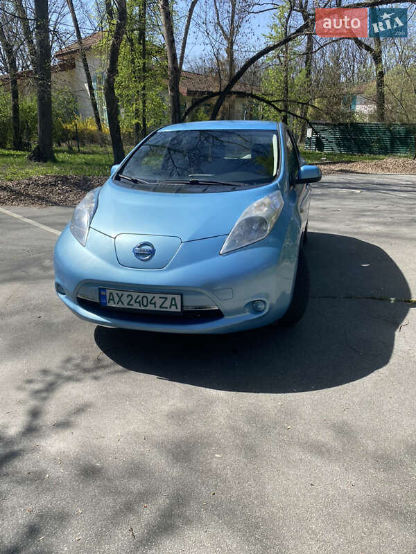 Хэтчбек Nissan Leaf 2015 в 