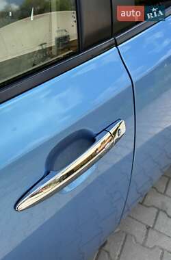 Хэтчбек Nissan Leaf 2013 в 