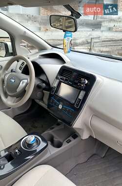 Хэтчбек Nissan Leaf 2012 в 