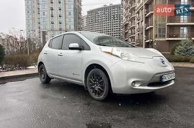 Хэтчбек Nissan Leaf 2015 в 