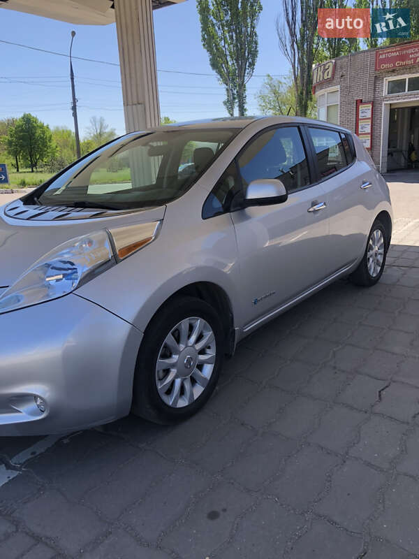 Хэтчбек Nissan Leaf 2015 в Запорожье