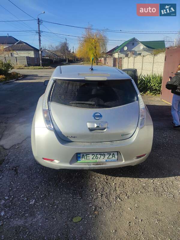 Хэтчбек Nissan Leaf 2012 в Каменском