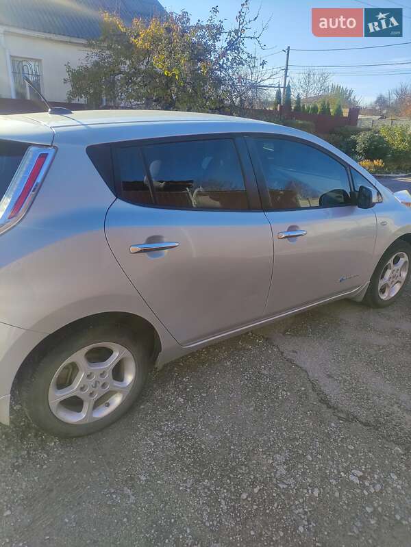Хэтчбек Nissan Leaf 2012 в Каменском