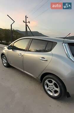 Хэтчбек Nissan Leaf 2013 в 