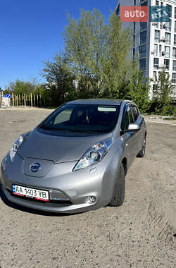 Хэтчбек Nissan Leaf 2014 в 