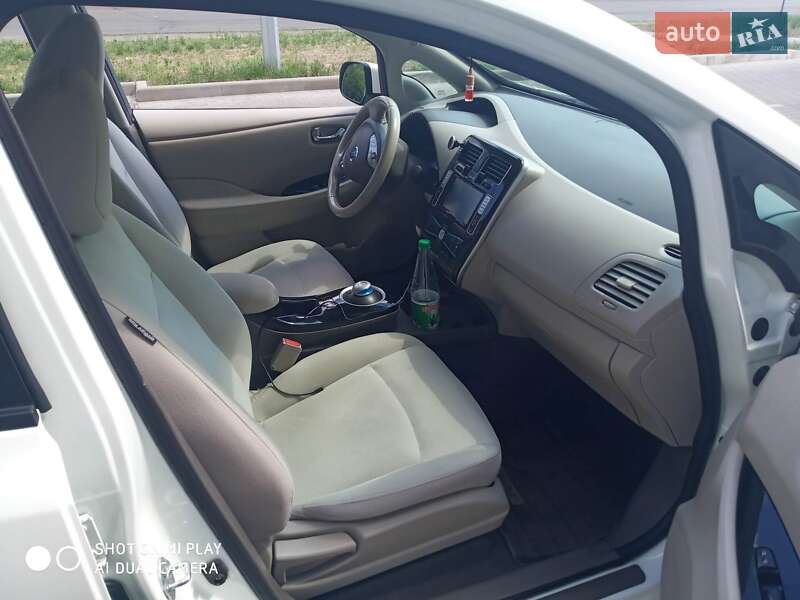 Хетчбек Nissan Leaf 2014 в Нових Петрівцях