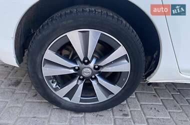 Хэтчбек Nissan Leaf 2015 в 