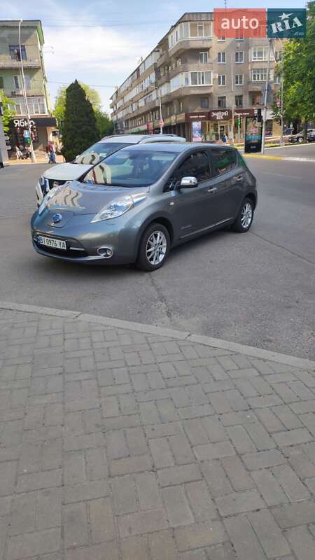 Хэтчбек Nissan Leaf 2015 в 