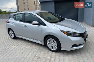 Хэтчбек Nissan Leaf 2022 в 