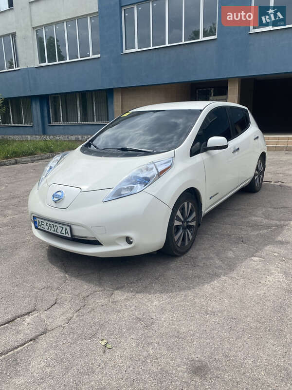 Хэтчбек Nissan Leaf 2016 в 