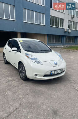 Хэтчбек Nissan Leaf 2016 в 