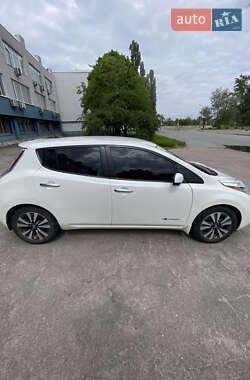 Хэтчбек Nissan Leaf 2016 в 
