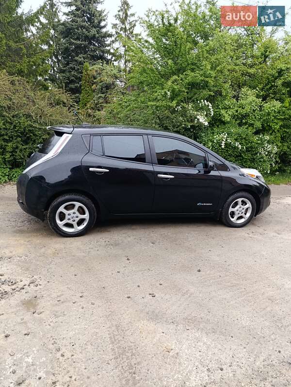Хэтчбек Nissan Leaf 2013 в 