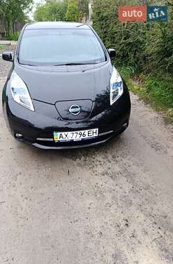 Хэтчбек Nissan Leaf 2013 в 