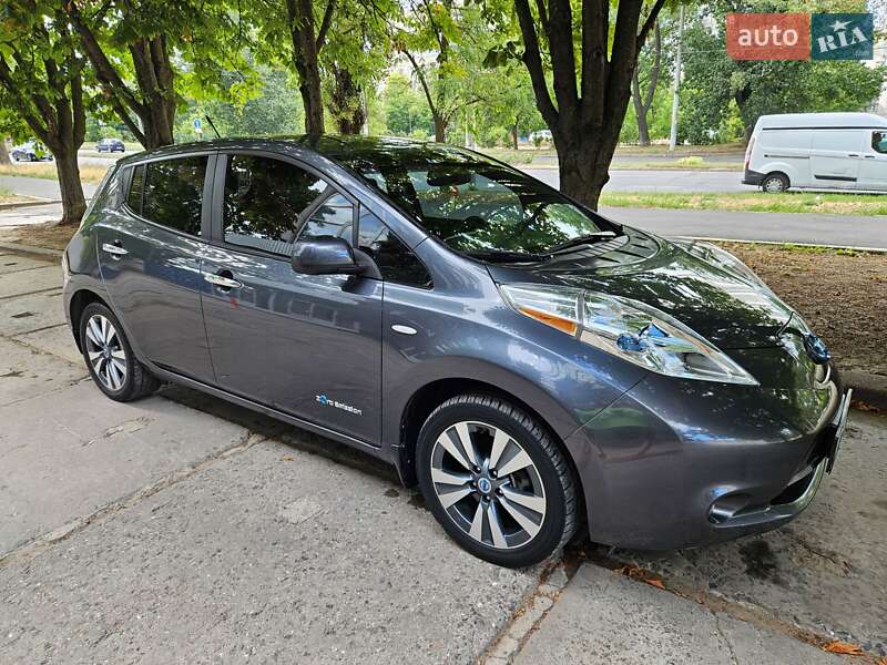 Хетчбек Nissan Leaf 2013 в 