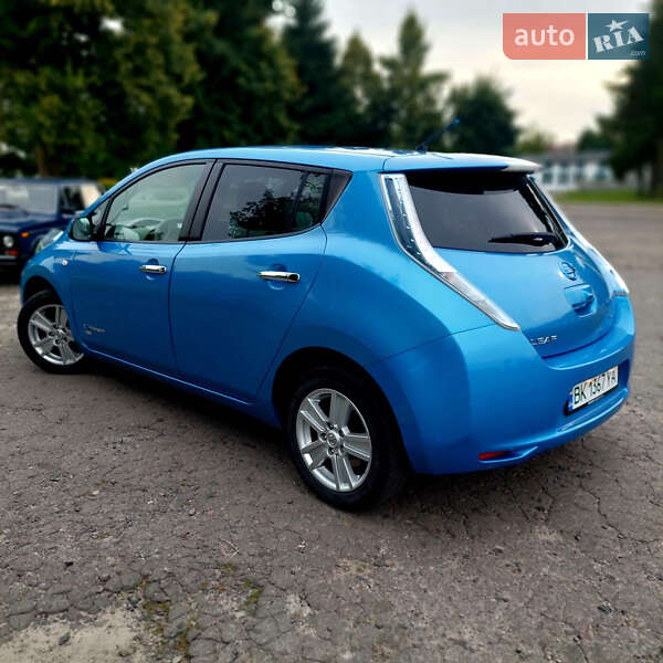 Хетчбек Nissan Leaf 2012 в Дубні