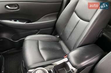 Хэтчбек Nissan Leaf 2013 в 