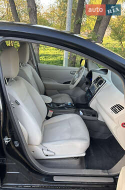 Хэтчбек Nissan Leaf 2012 в 