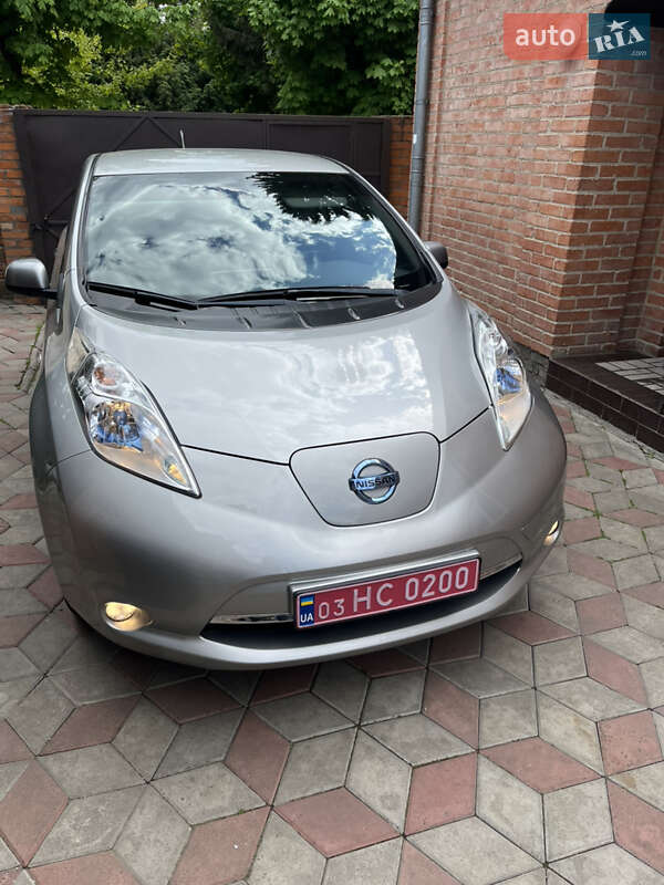 Хэтчбек Nissan Leaf 2013 в 