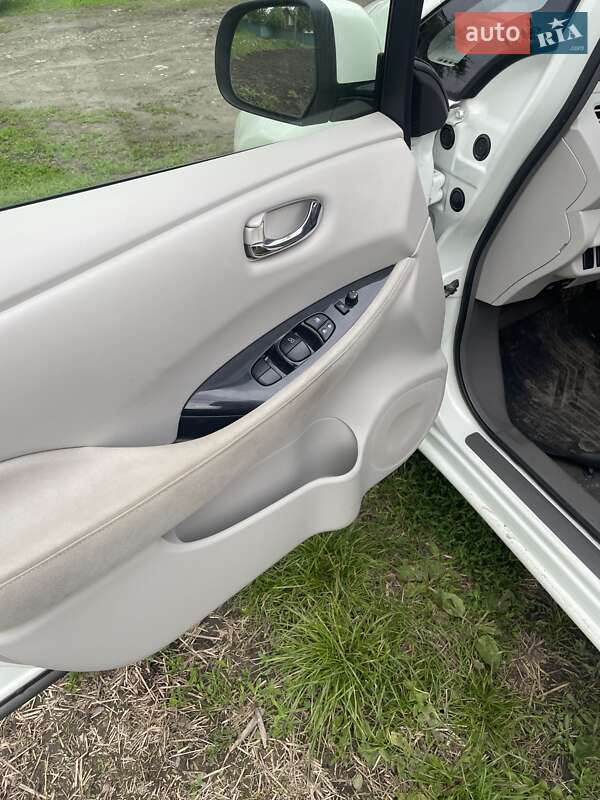 Хетчбек Nissan Leaf 2012 в Шепетівці