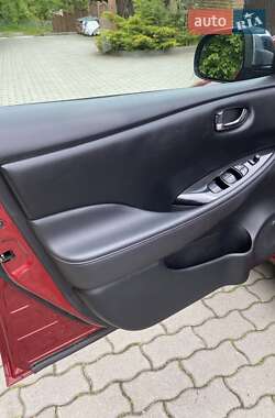 Хэтчбек Nissan Leaf 2013 в 