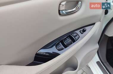Хетчбек Nissan Leaf 2013 в 
