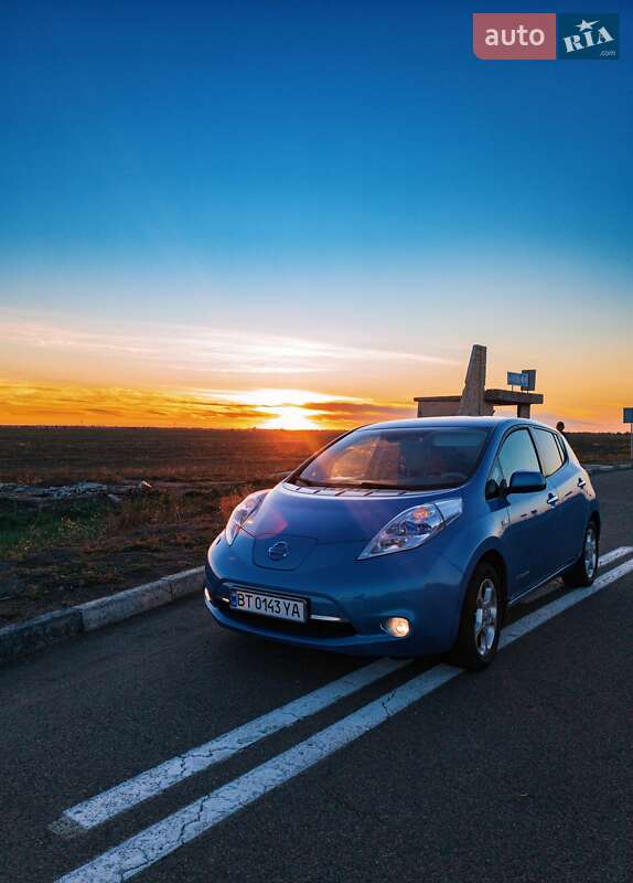 Хэтчбек Nissan Leaf 2012 в 