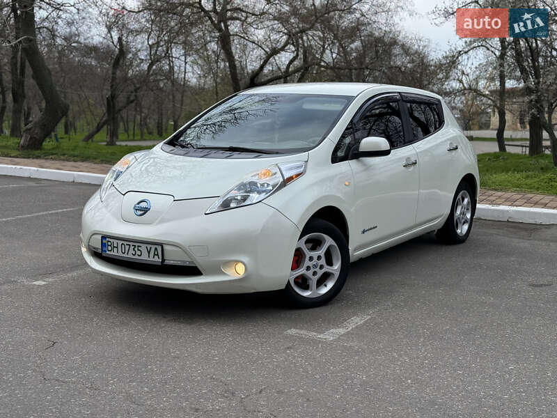 Хэтчбек Nissan Leaf 2012 в 