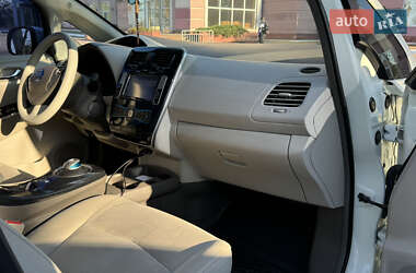 Хэтчбек Nissan Leaf 2012 в 
