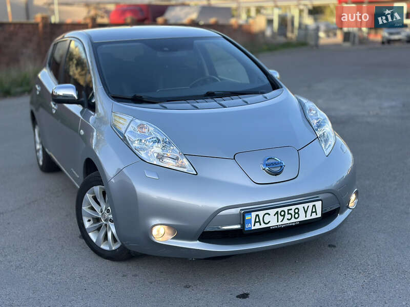 Хэтчбек Nissan Leaf 2013 в 