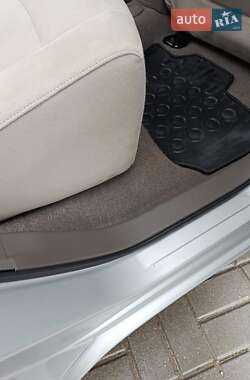 Хэтчбек Nissan Leaf 2012 в 