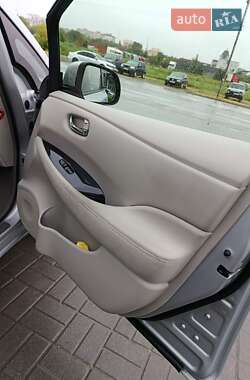 Хэтчбек Nissan Leaf 2012 в 