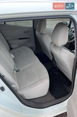 Хэтчбек Nissan Leaf 2012 в 