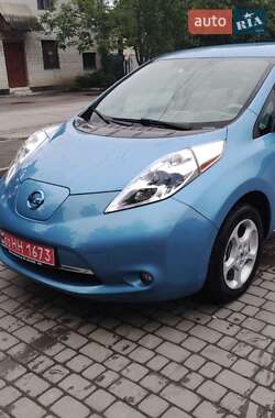 Хэтчбек Nissan Leaf 2013 в 