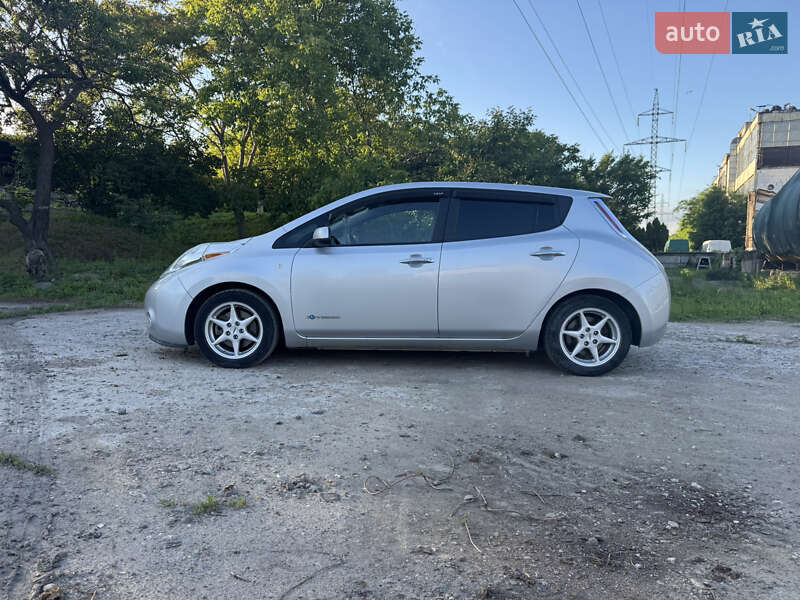Хетчбек Nissan Leaf 2014 в 