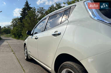 Хэтчбек Nissan Leaf 2011 в 