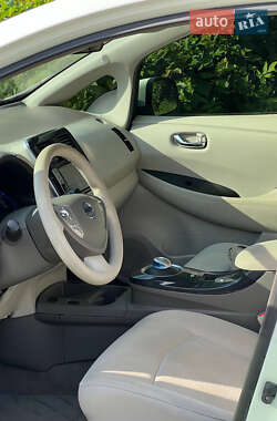 Хэтчбек Nissan Leaf 2011 в 