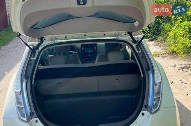 Хэтчбек Nissan Leaf 2011 в 