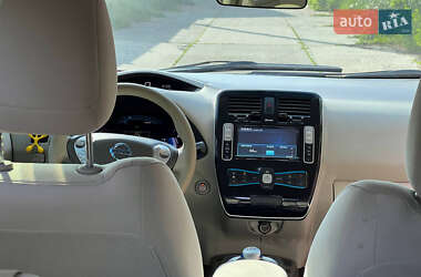 Хэтчбек Nissan Leaf 2011 в 